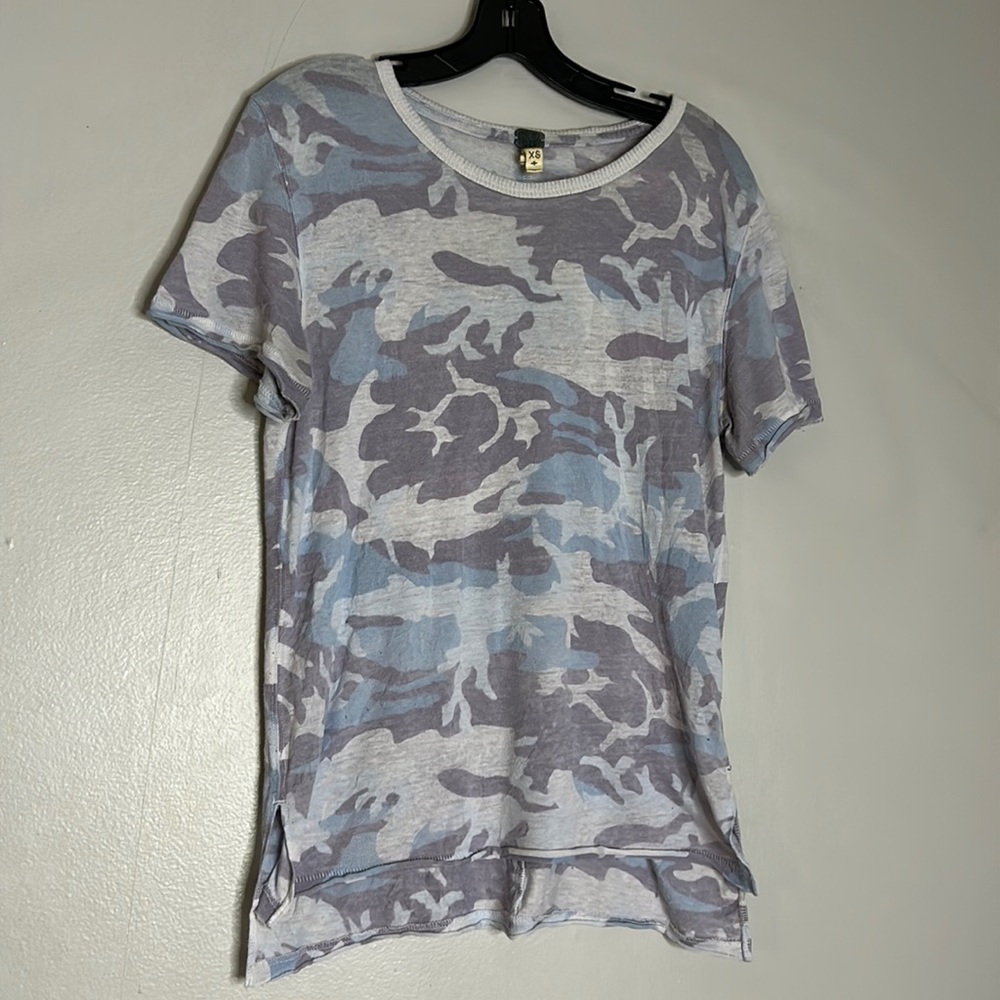 We the free short sleeve T-shirt purple camouflage women’s s xs